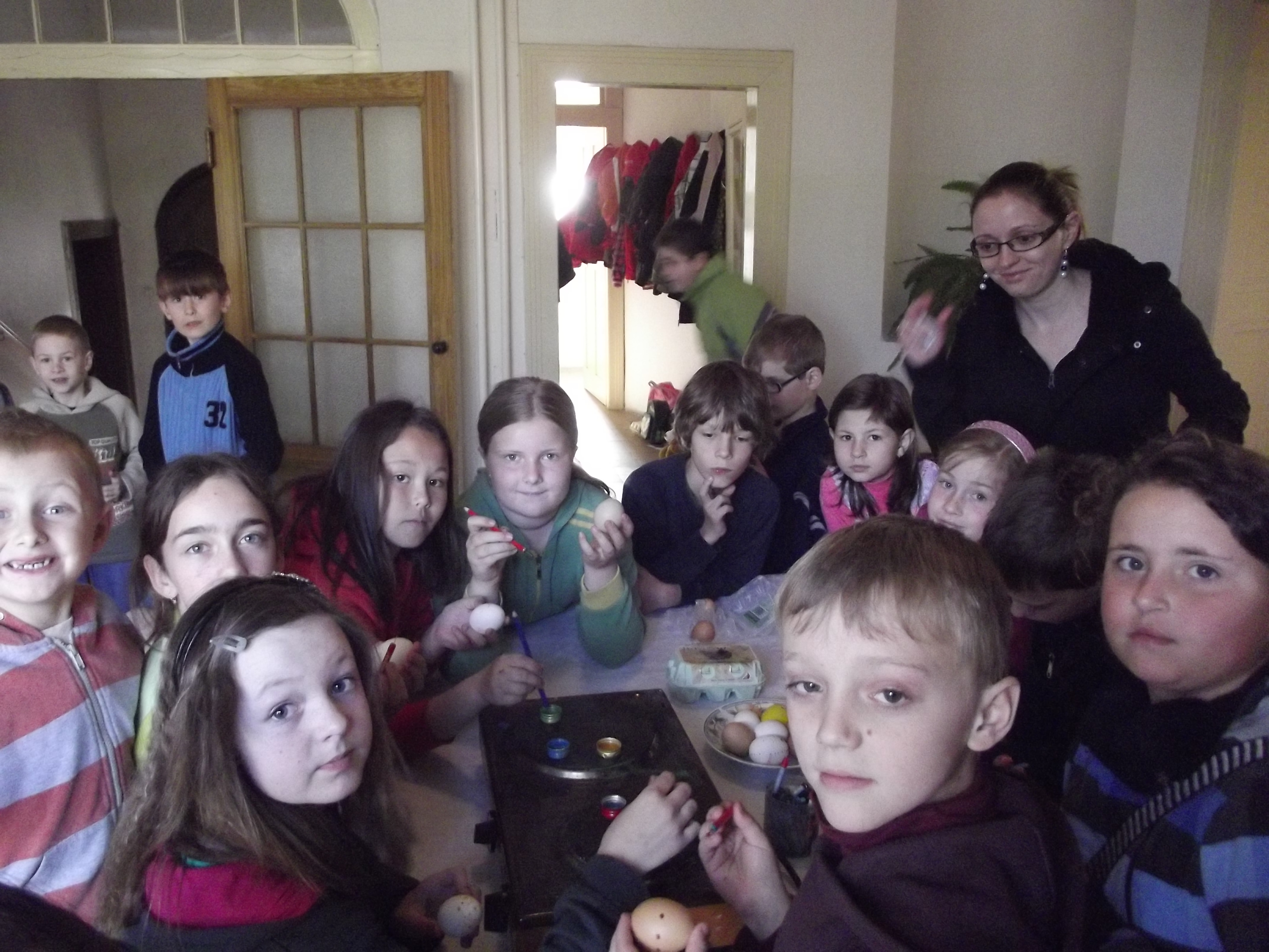 Děti v této skupině zdobily vajíčka barevným voskem.